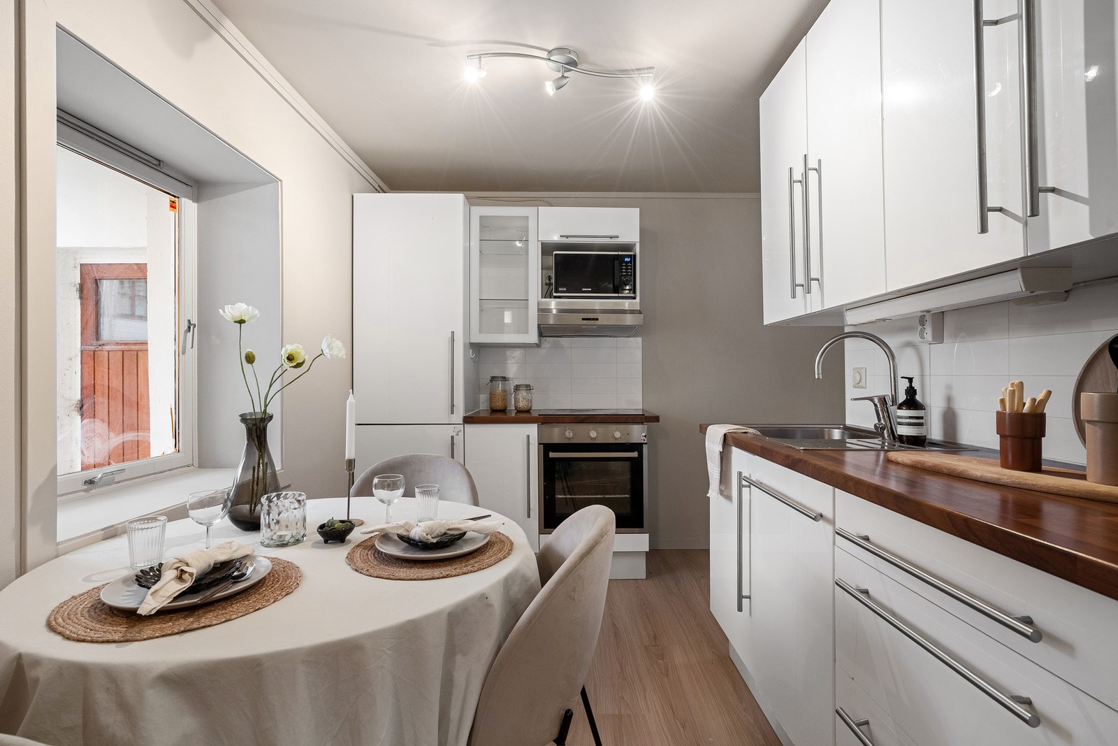 Romslig kjøkken med rikelig arbeidsplass. Galleribilde