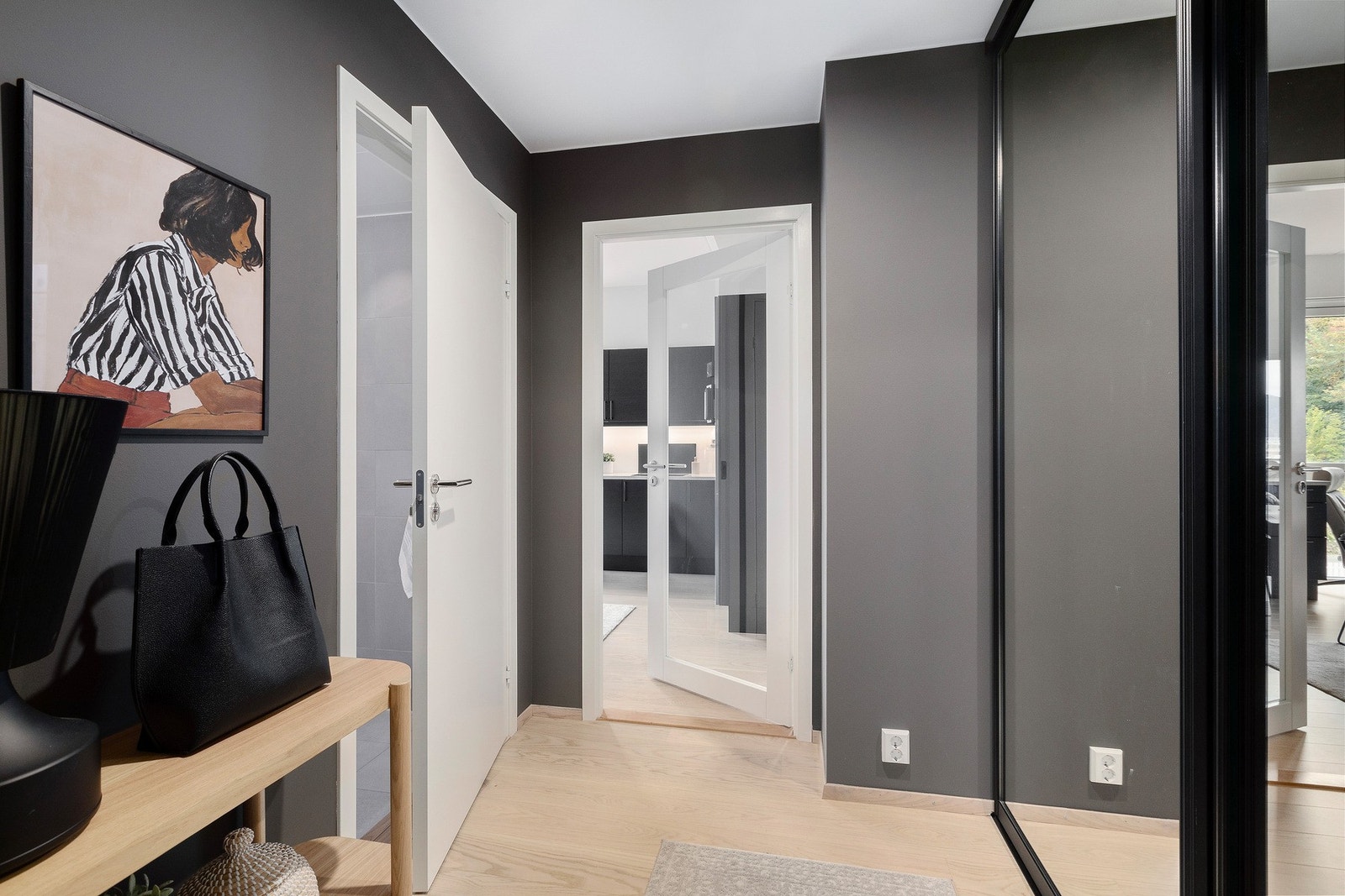 Felleskostnadene inkluderer blant annet a-konto fjernvarme (vannbåren gulvvarme), TV og internett, samt vedlikehold og drift av sameiet og parkeringskjelleren Galleribilde