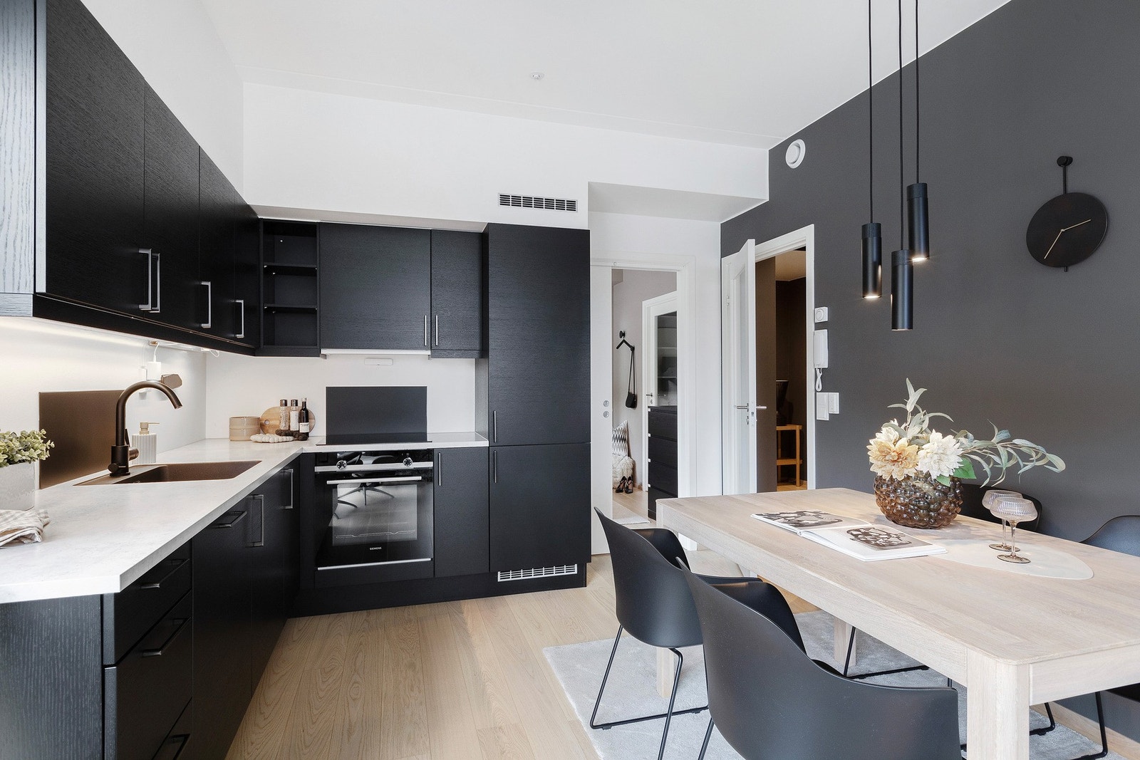 På kjøkkenet fra HTH er det valgt fronter i Focus sort eik, benkeplate i hvit betong, kjøkkenarmatur fra Tapwell, underlimt Franke-vask og sorte detaljer som tilvalg Galleribilde