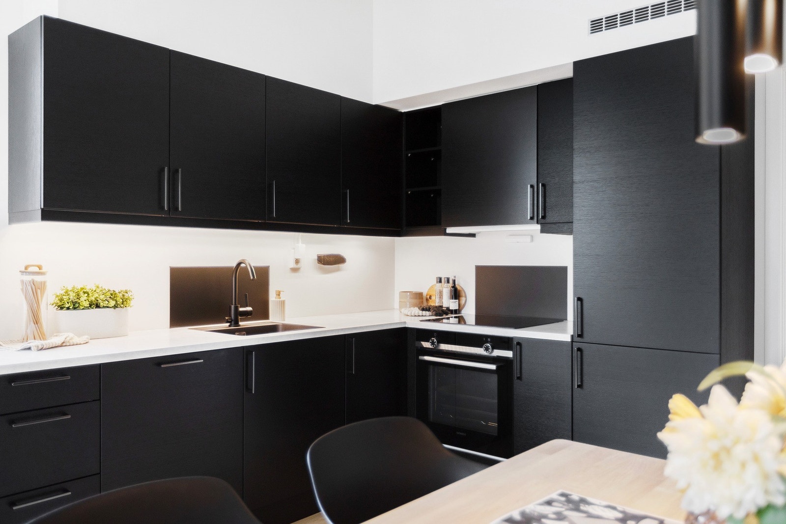 De integrerte hvitevarene induksjonstopp, stekeovn, kjøle-/fryseskap og oppvaskmaskin, er fra Siemens. takstmann har vurdert kjøkkenet til TG0 Galleribilde