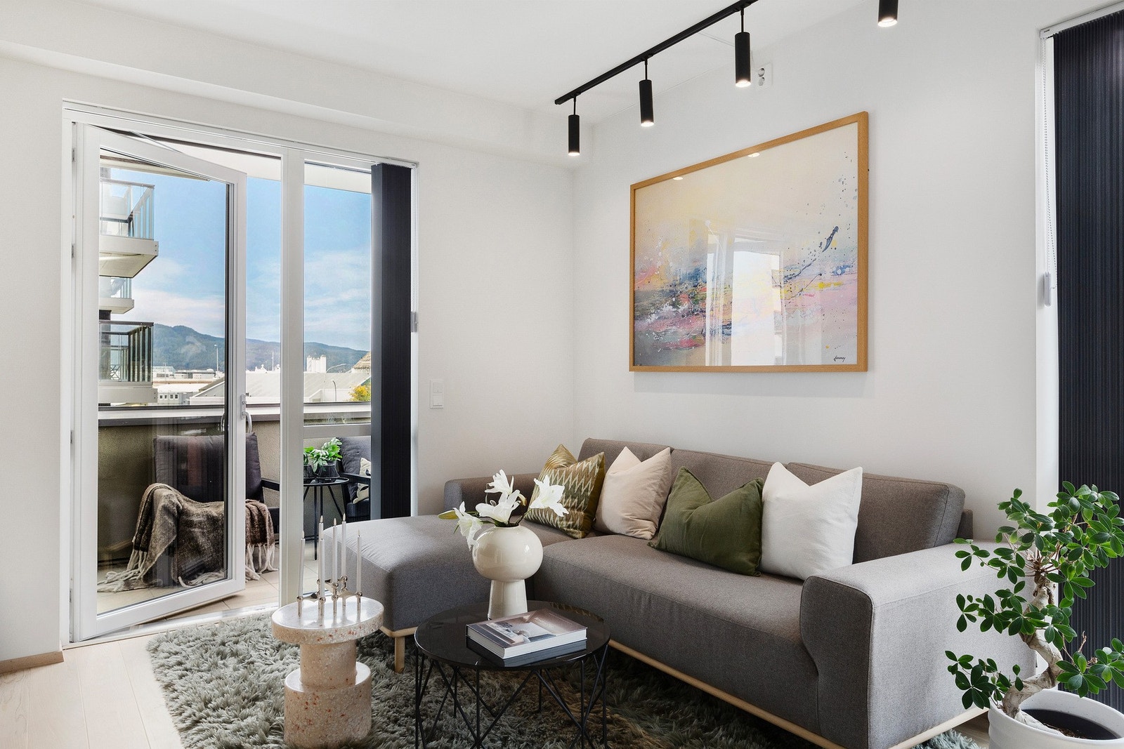 Selger har påkostet flere fine tilvalg og oppgraderinger som for eksempel moderne 1-stavs eikeparkett, solskjerming på alle vinduer og sort belysning som går igjen for et gjennomført uttrykk Galleribilde