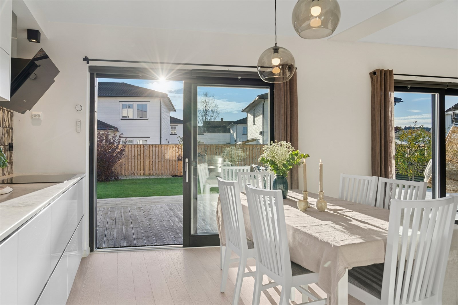 Lyst og stilrent kjøkken. Downlights i tak på kjøkken. Galleribilde