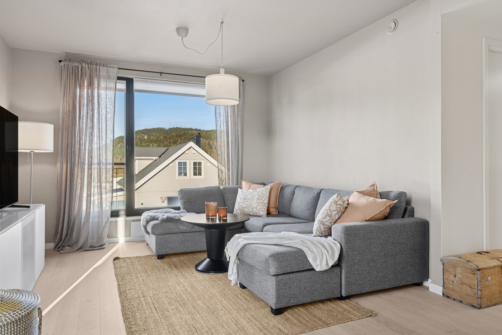 Stuen har store vindusflater som gir godt med lysinnslipp. Galleribilde