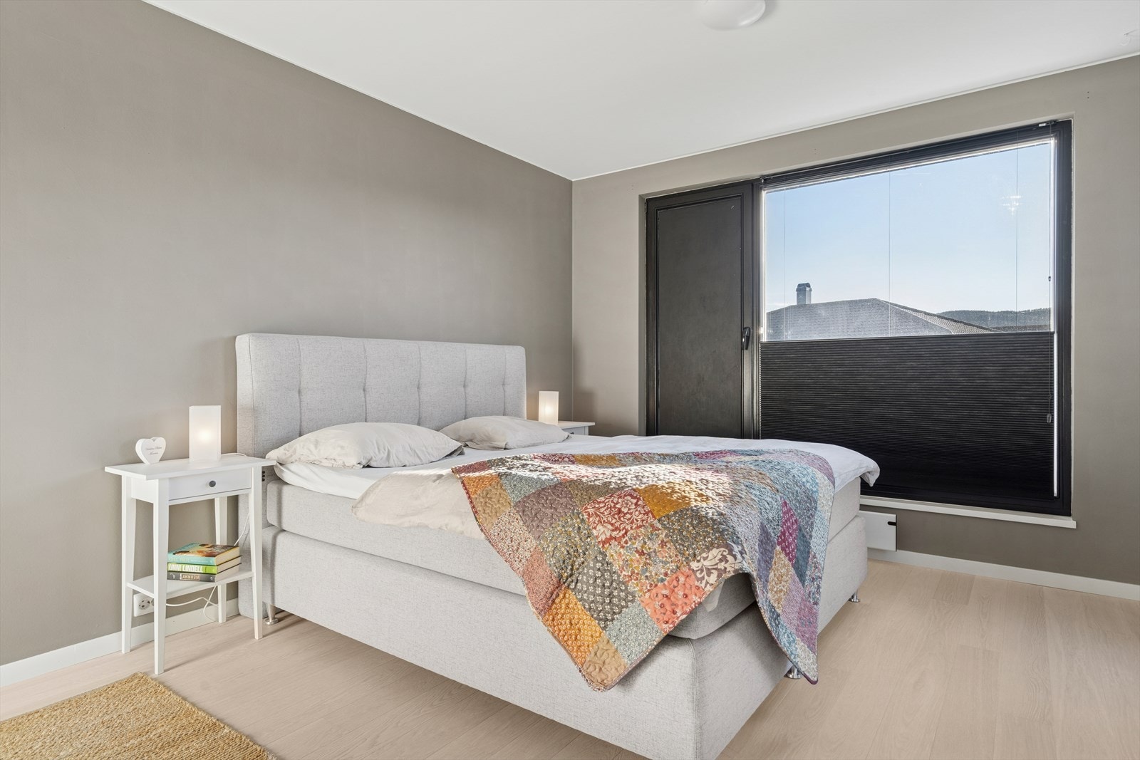 Soverom er på hele 18 kvm med god plass til garderobeløsning. Galleribilde