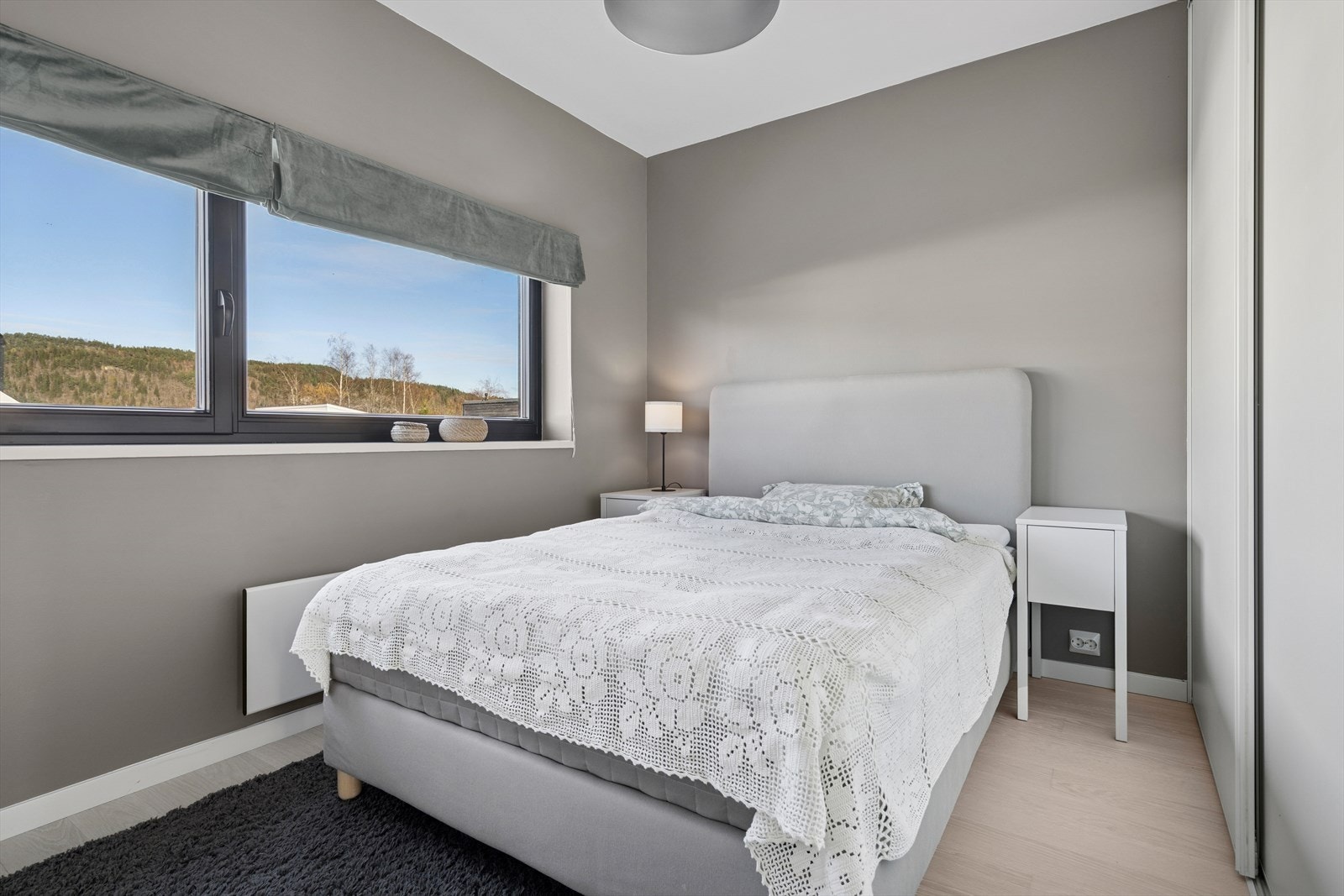 Behagelig soverom med rolig fargepalett. Galleribilde