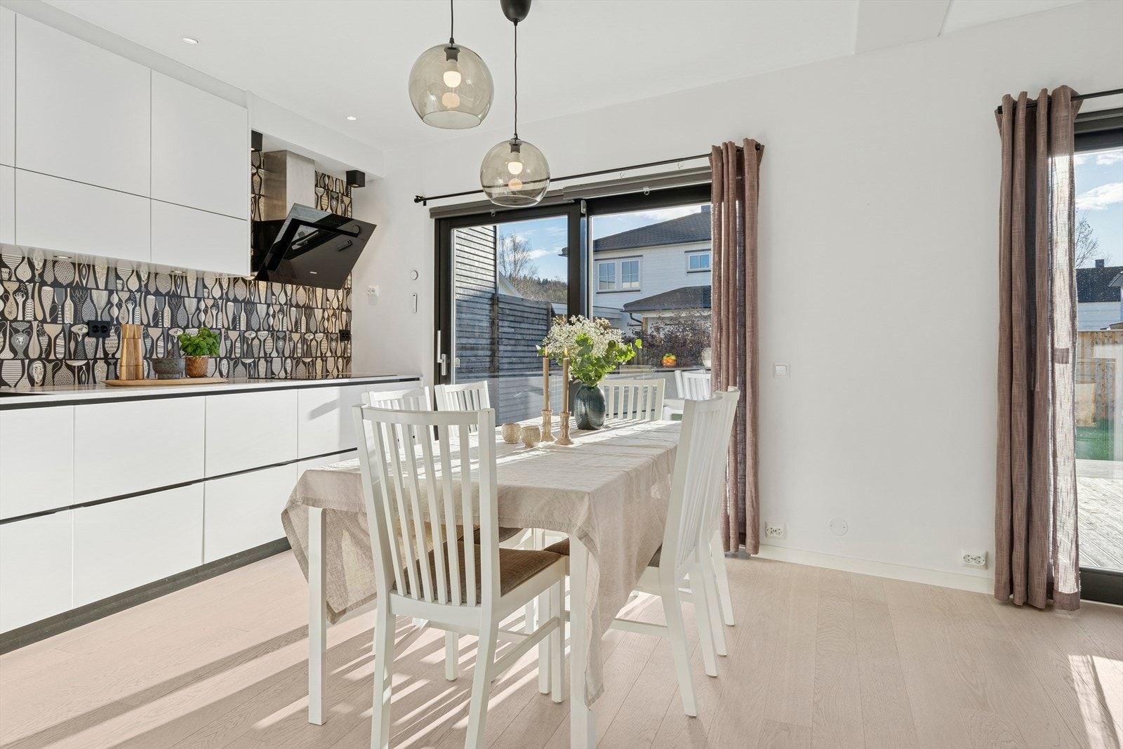 Mulighet for spisegruppe både ute og inne ved kjøkkenet. Galleribilde