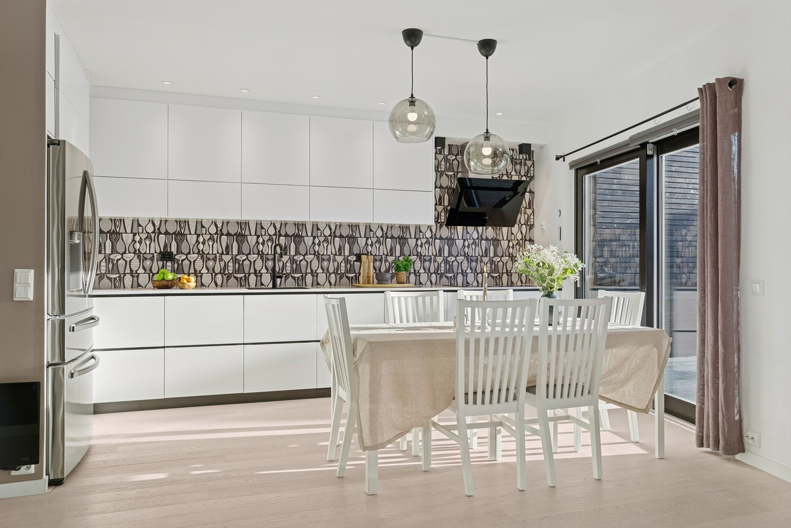 Delikat kjøkken Kvik fra 2020 med Siemens Studioline hvitevarer. Galleribilde