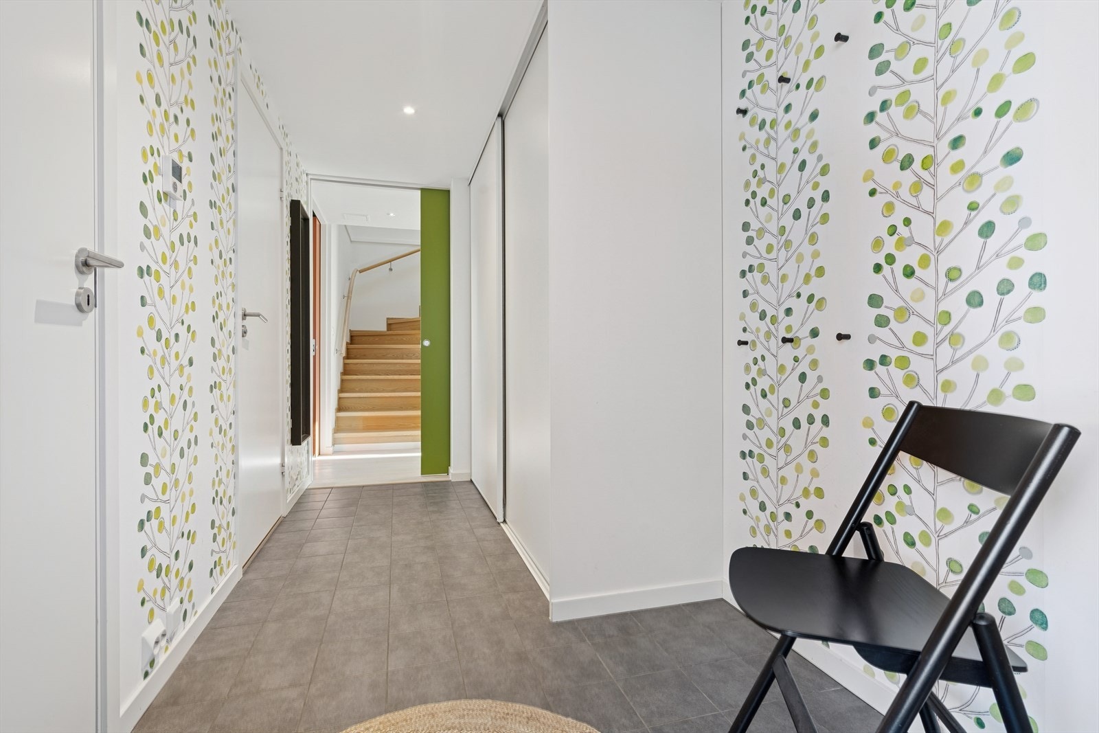 Romslig gang med skyvedørsgarderobe. Galleribilde