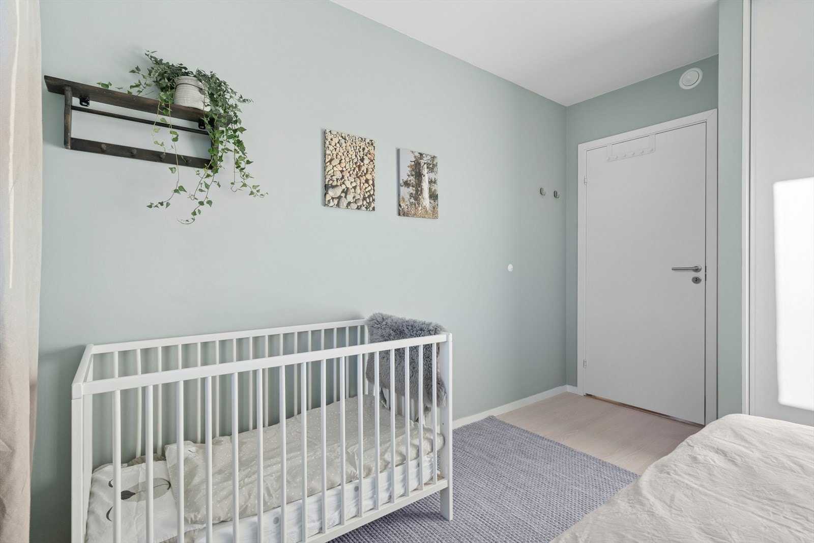 Lekkert soverom med god plass til oppbevaring. Galleribilde