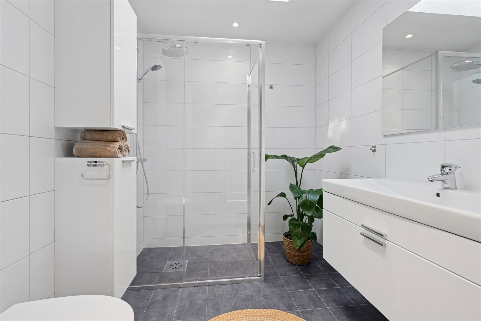 Badet i 2 etg på 4,4 kvm. Takvindu som gir ekstra lysinnlipp. Dusjhjørne. Varmekabler i gulv. Galleribilde