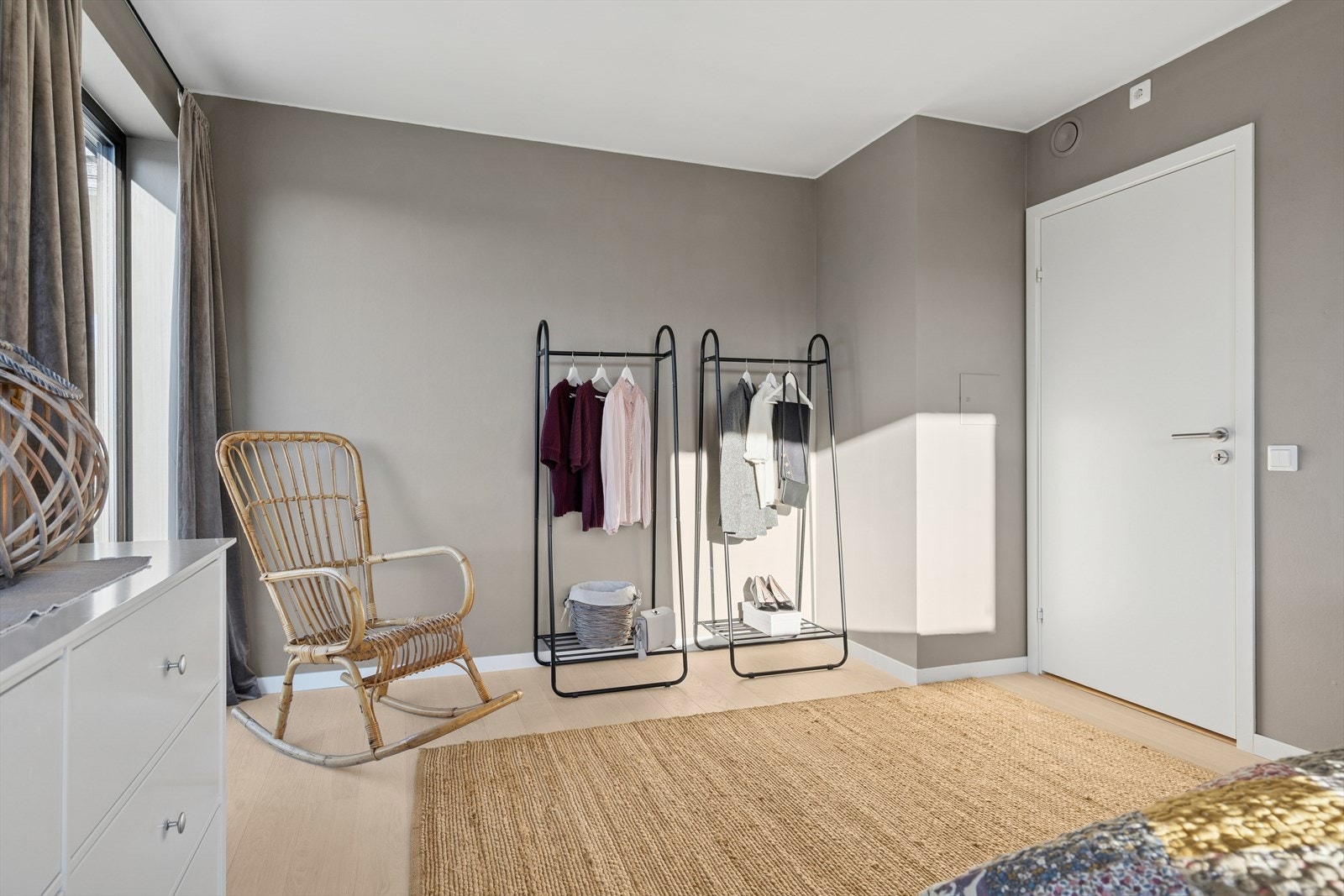 Praktisk soverom med plass til både seng og garderobeløsning. Galleribilde