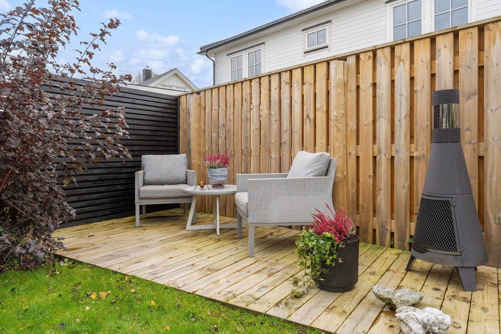 Stor uteplass med plass flere sittegrupper. Galleribilde