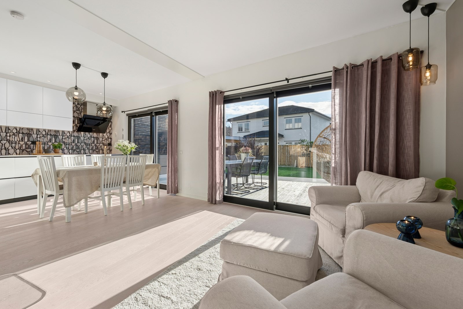 Stor og lys stue med moderne preg og naturlig dagslys. Monter solskjerming. Galleribilde