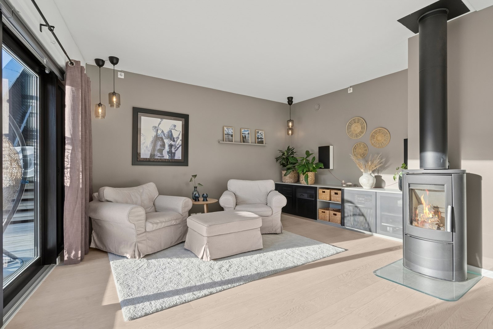 Stor og åpen stue med godt lyssinnslipp. Galleribilde