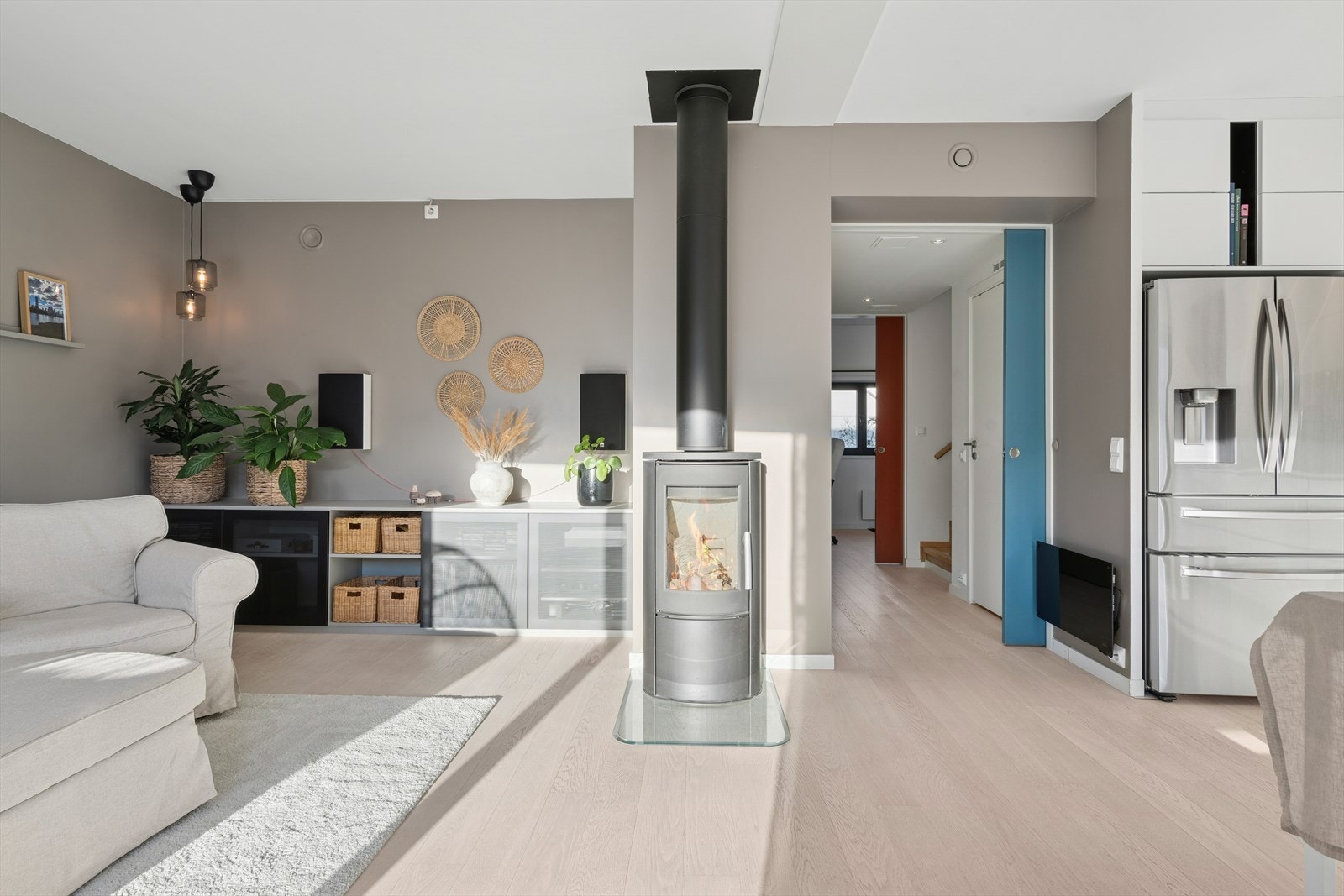 Stue med vedfyring for kalde vinterdager. Galleribilde