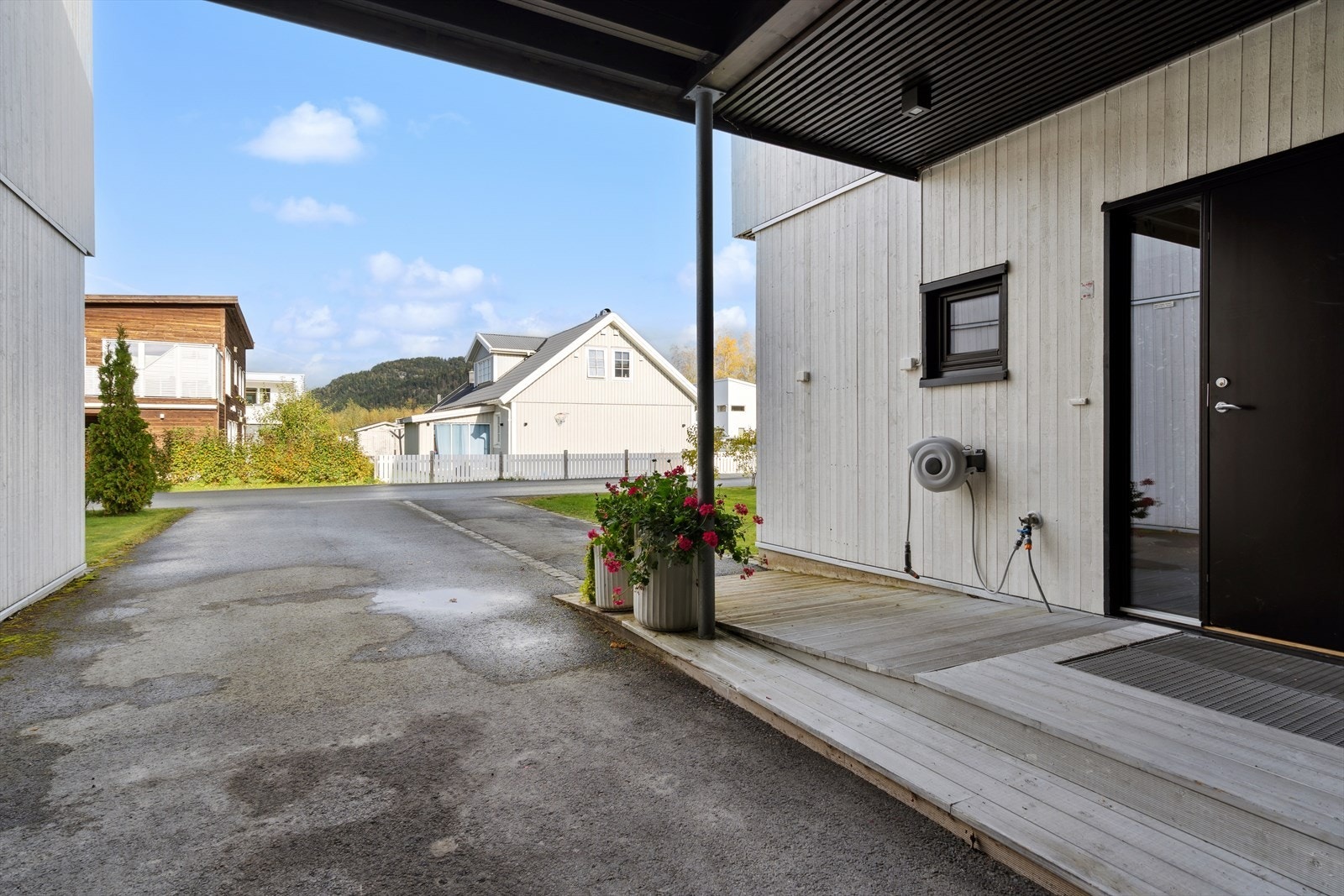 Boligen har egen plass til bil under tak. Galleribilde