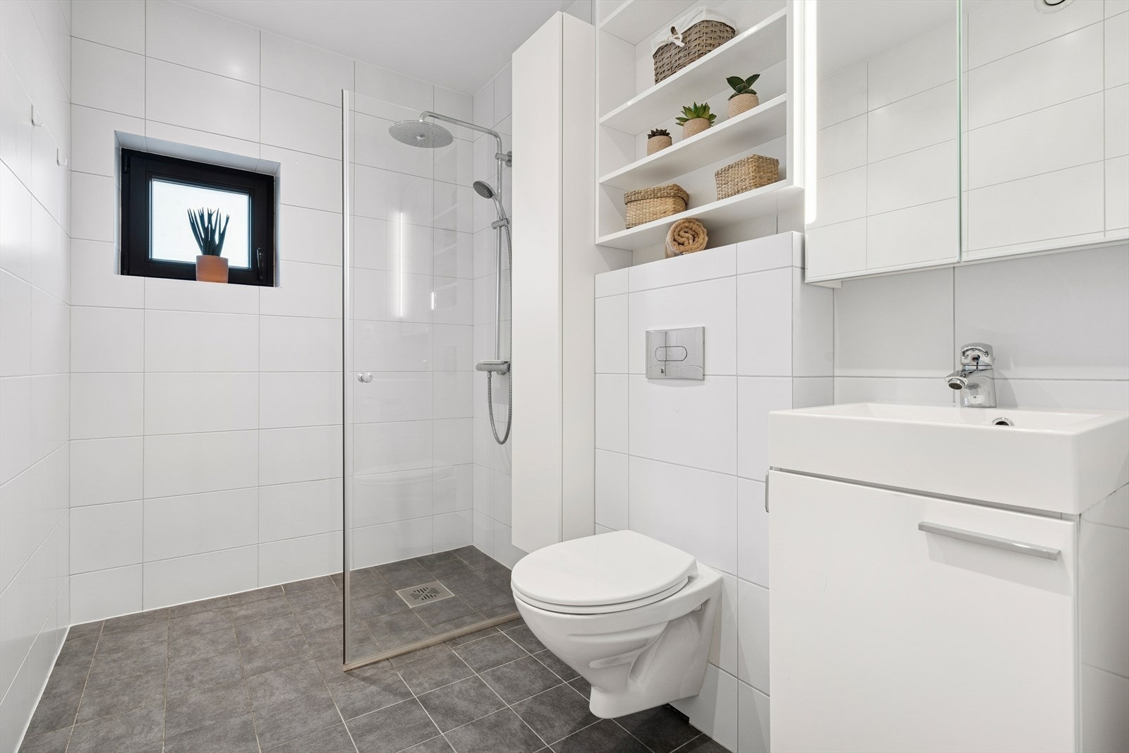 Lys og delikat baderomsløsning. Galleribilde