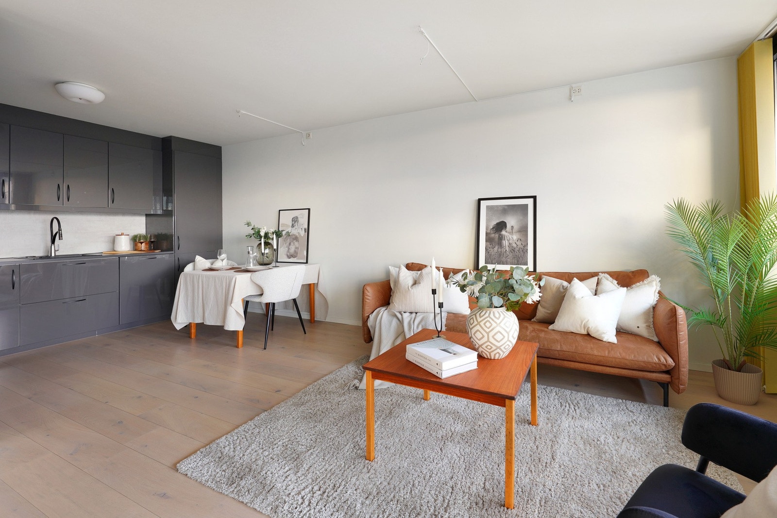 Plass til både sittegruppe og spisebord i stuen. Galleribilde