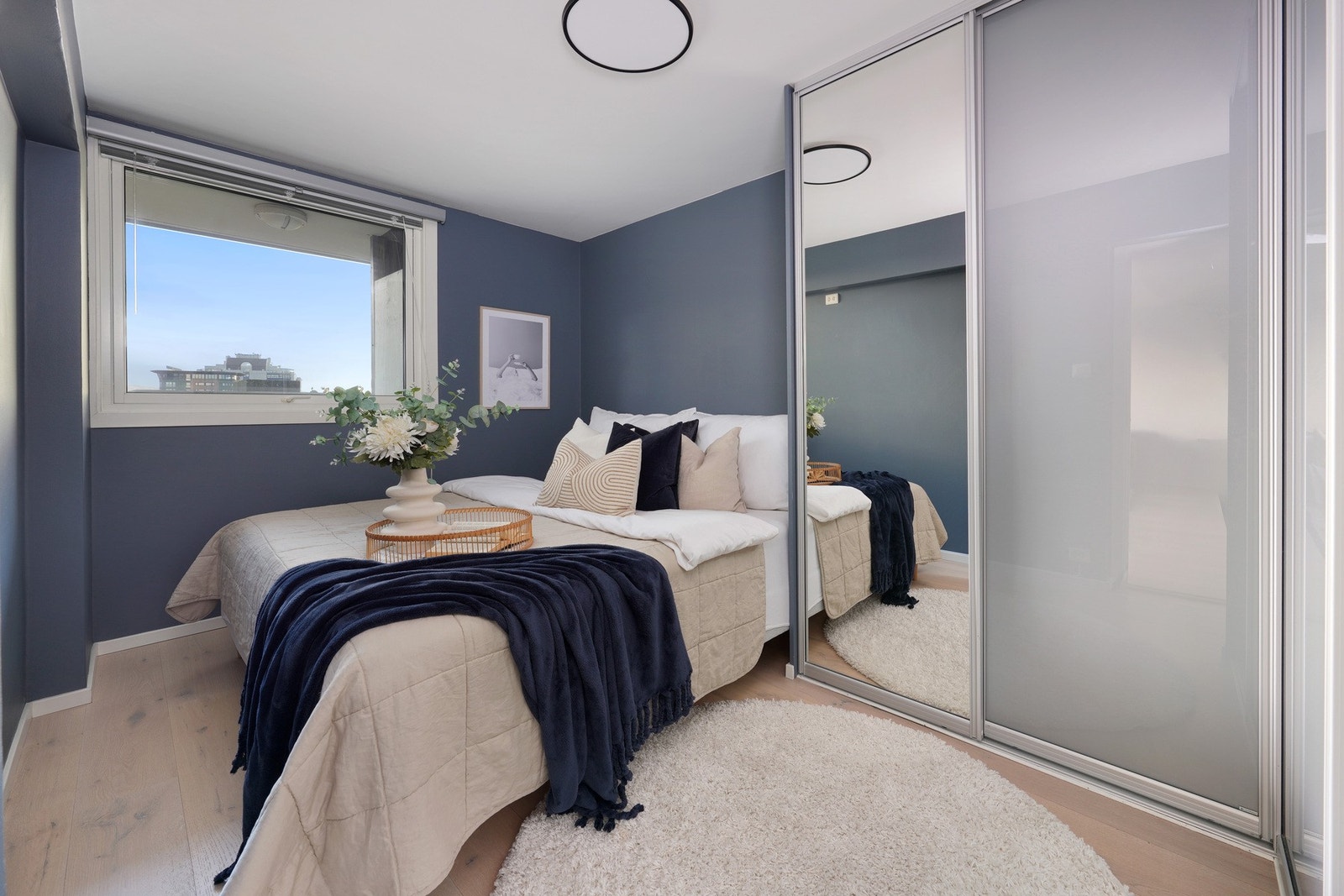 Soverom med speilsatt skyvedørsgarderobe. Galleribilde