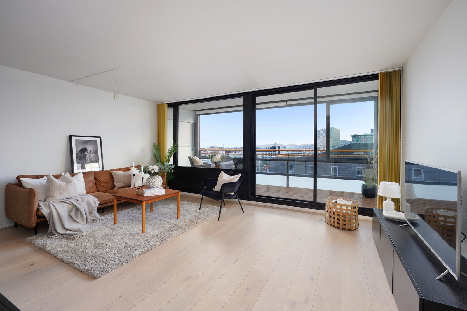 Mye lys gjennom store vindusflater. Galleribilde