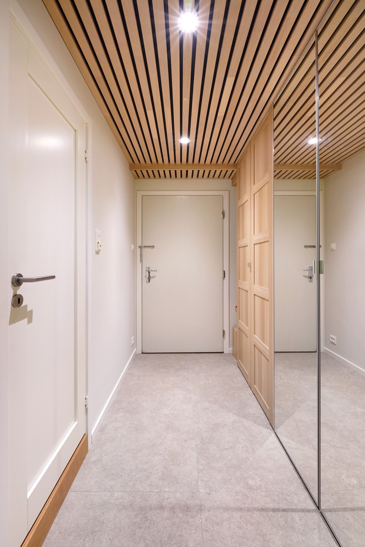 Flislagt entré med god garderobeplass. Galleribilde