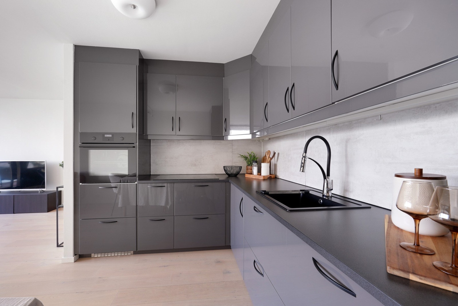 Her er det godt med både benke- og skapplass. Galleribilde