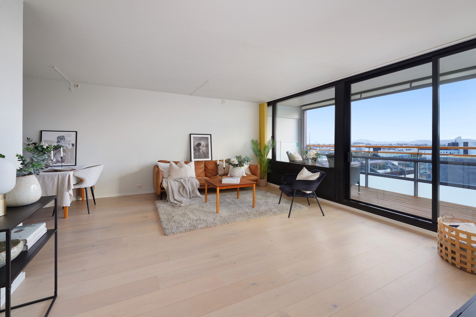 Leiligheten er lekker oppusset med blant annet meget pent gulv i stue/kjøkken. Galleribilde