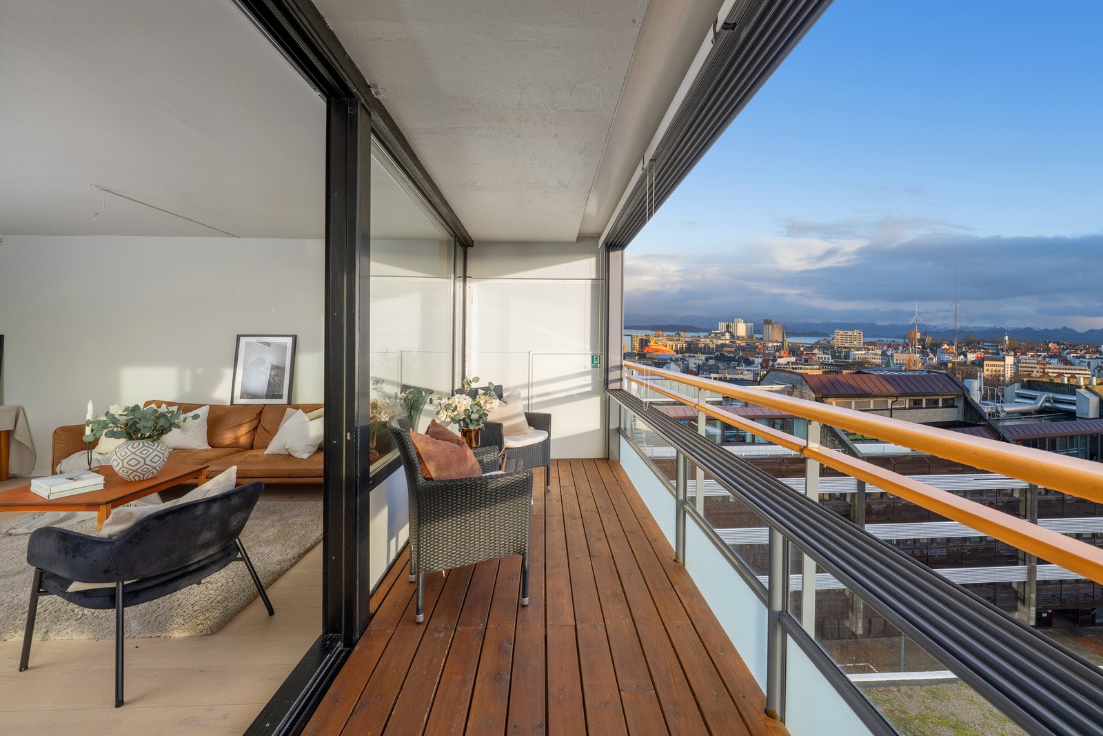 Nydelig innglasset balkong med flott utsikt. Balkongen vender mot sørøst og har sol fra morgen til ettermiddag. Galleribilde