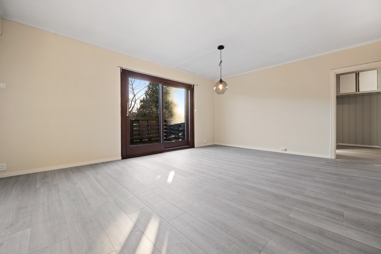 God plass til flere sittegrupper. Galleribilde