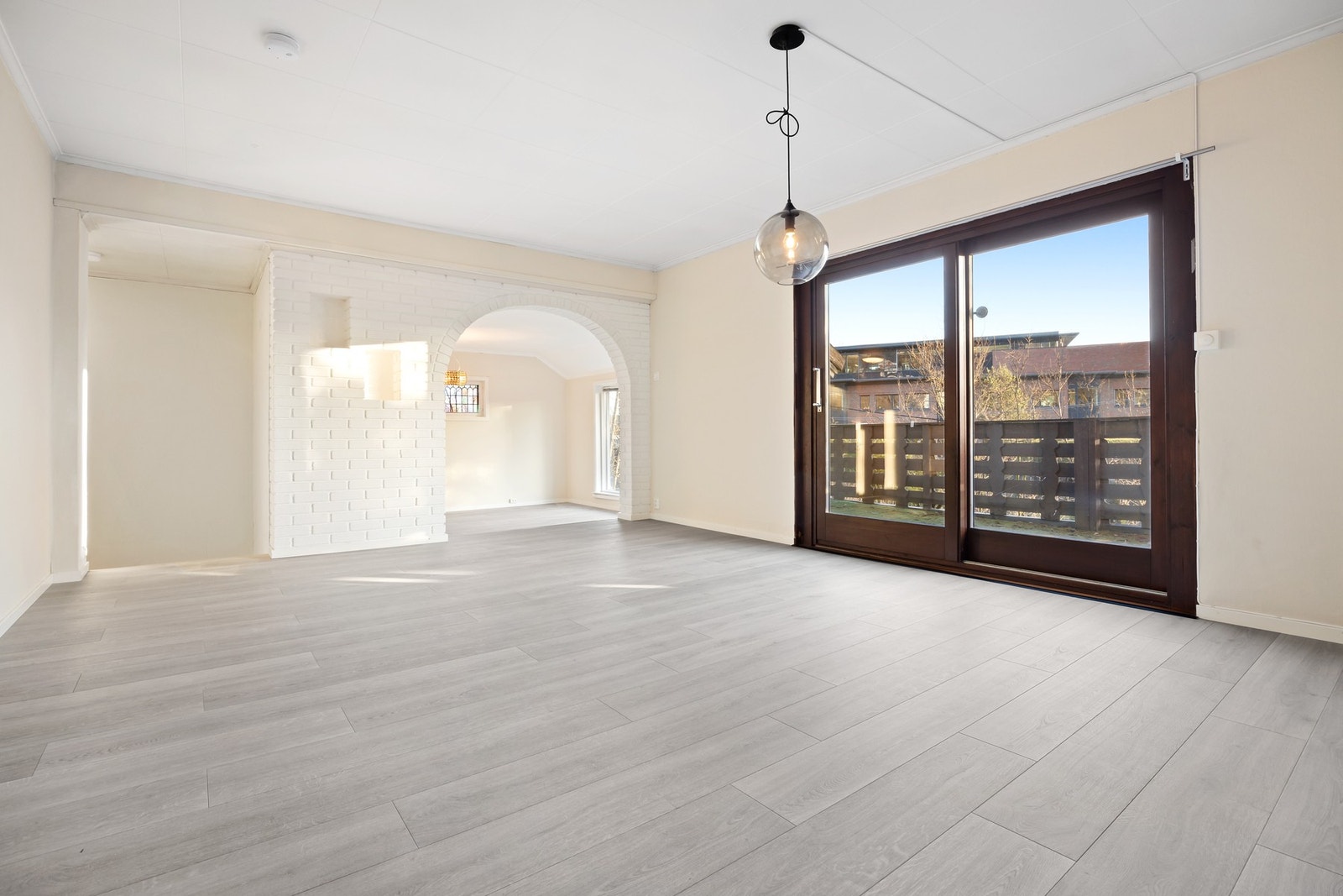 Lys og luftig stue og spisestue med store vindusflater. Galleribilde