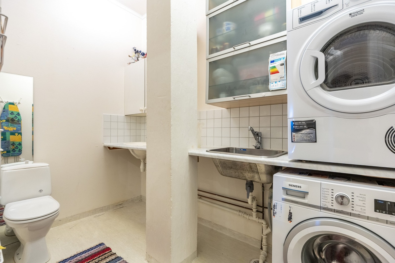 Praktisk vaskerom med toalett i 1. etasje. Opplegg for både vaskemaskin og tørketrommel. Galleribilde