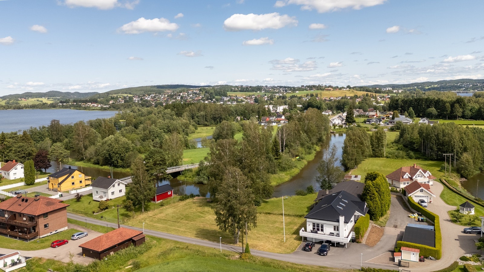 Det er ca. 7 km. til Lillestrøm, ca. 30 km. til Oslo og ca. 40 km. Gardermoen. Galleribilde