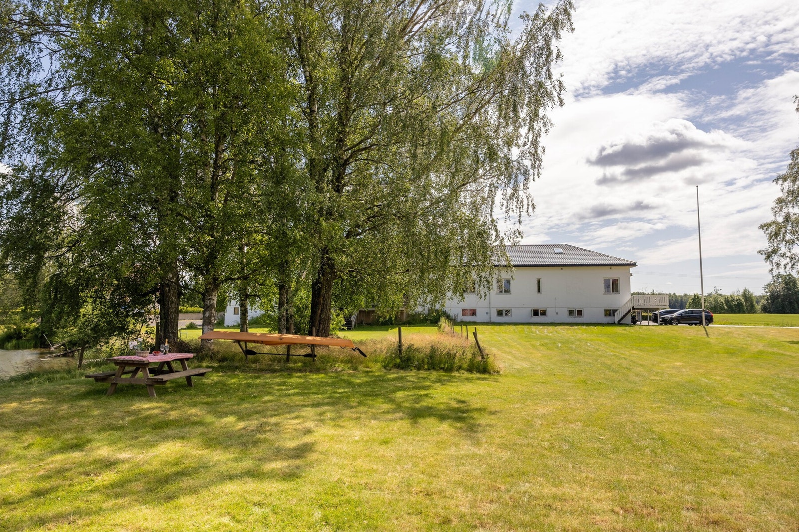 Eiendommen grenser til friareal og naturskjønn mark, noe som gir både privatliv og en fredelig atmosfære. Galleribilde