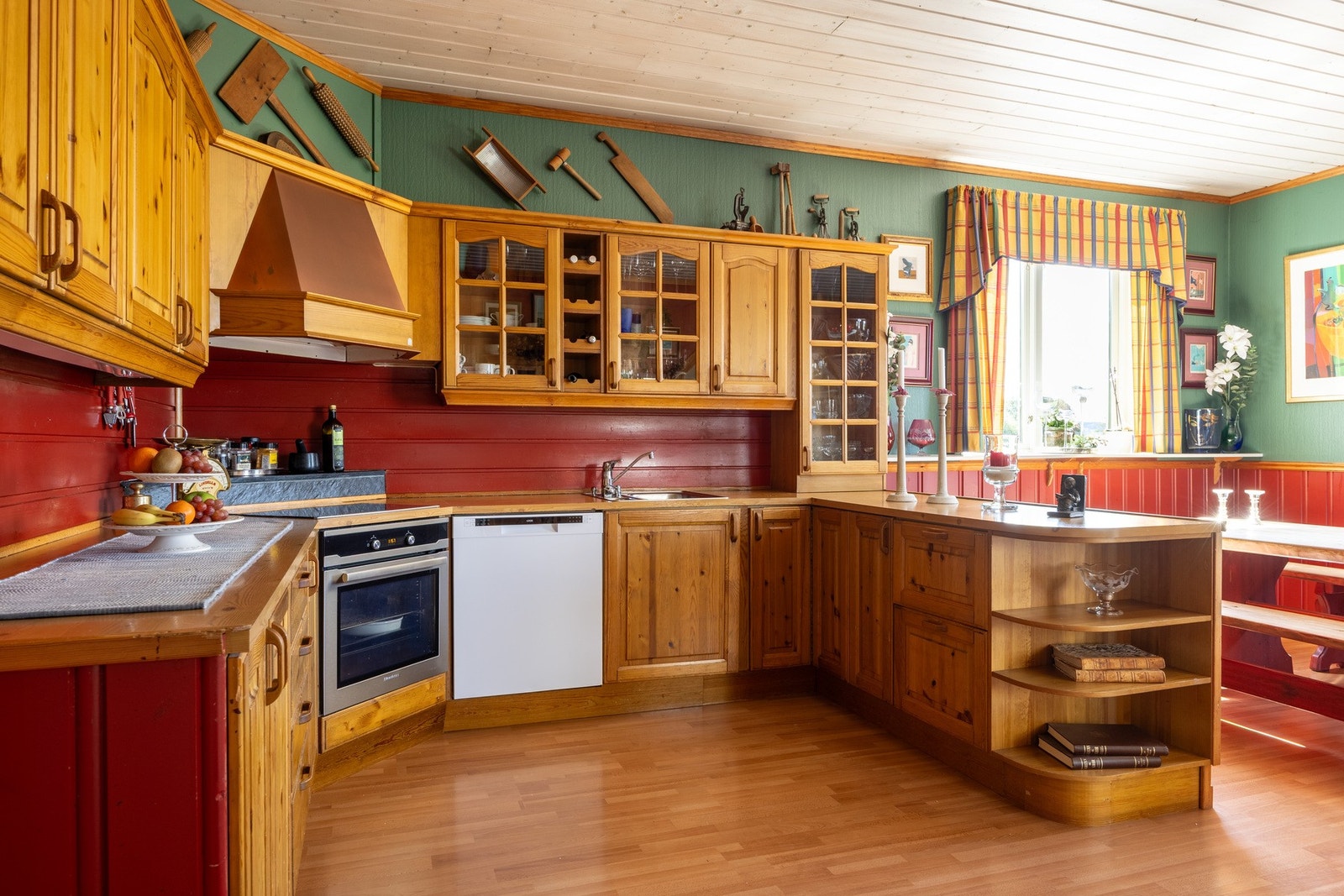 Kjøkkeninnredning med profilerte fronter og delvis integrerte hvitevarer. Galleribilde