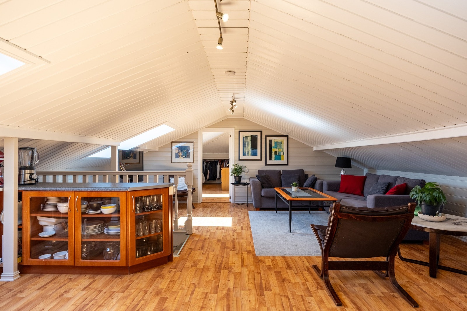 Loftet er innredet, men det foreligger ikke søknad eller godkjenning for bruksendring til boligformål. Galleribilde