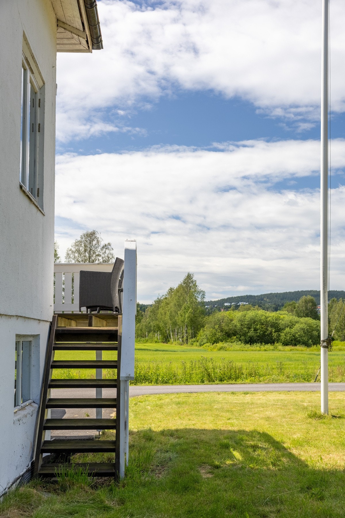 Her bor du skjermet og med en fantastisk utsikt over nærområdene og sol fra morgen til kveld. Galleribilde