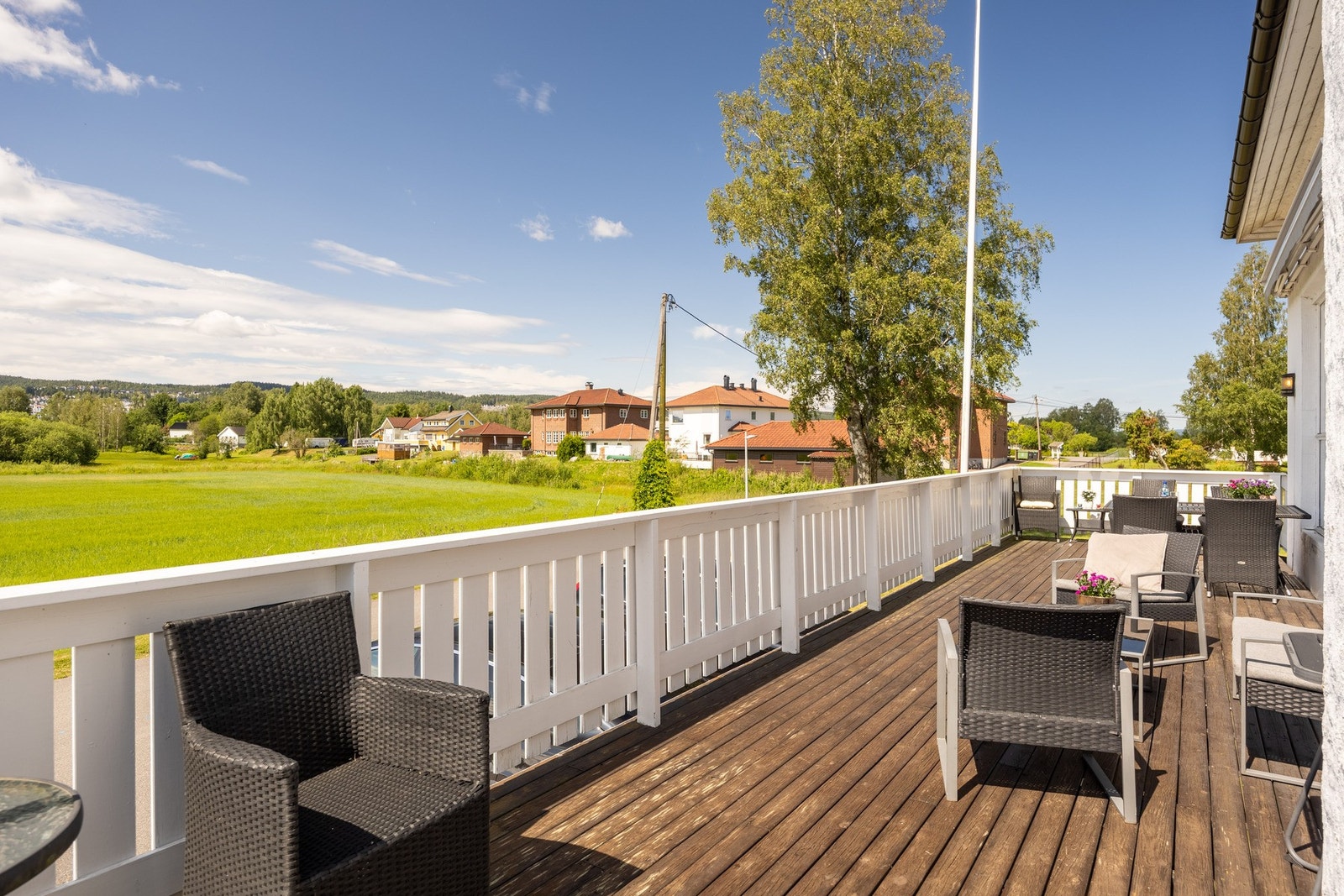 Fantastisk eiendom ved Nordre Øyeren Naturreservat. Utgang fra spisestue/stue til terrasse og markterasse. Galleribilde