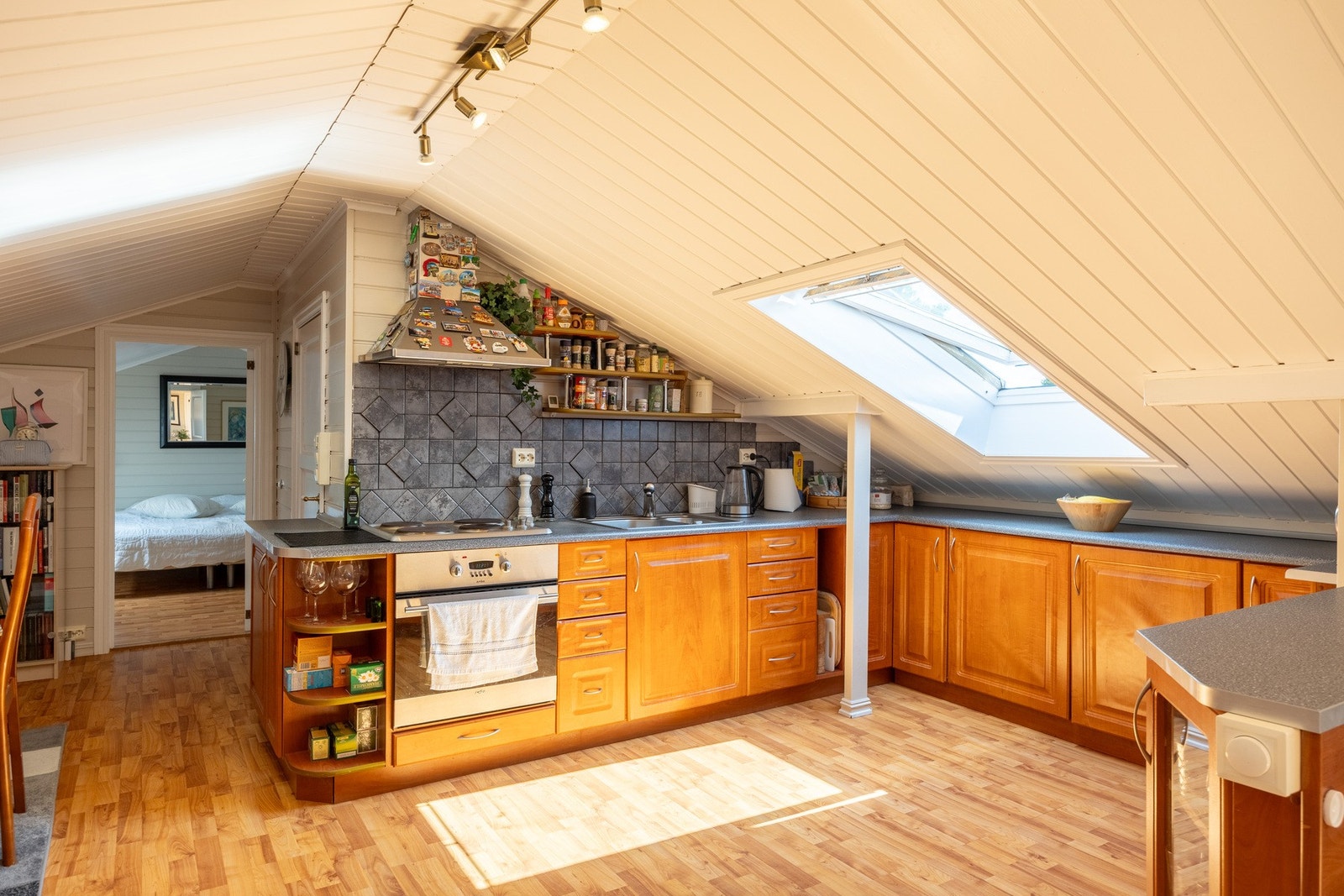 Loftet er innredet med kjøkken, bad og to soverom. Galleribilde