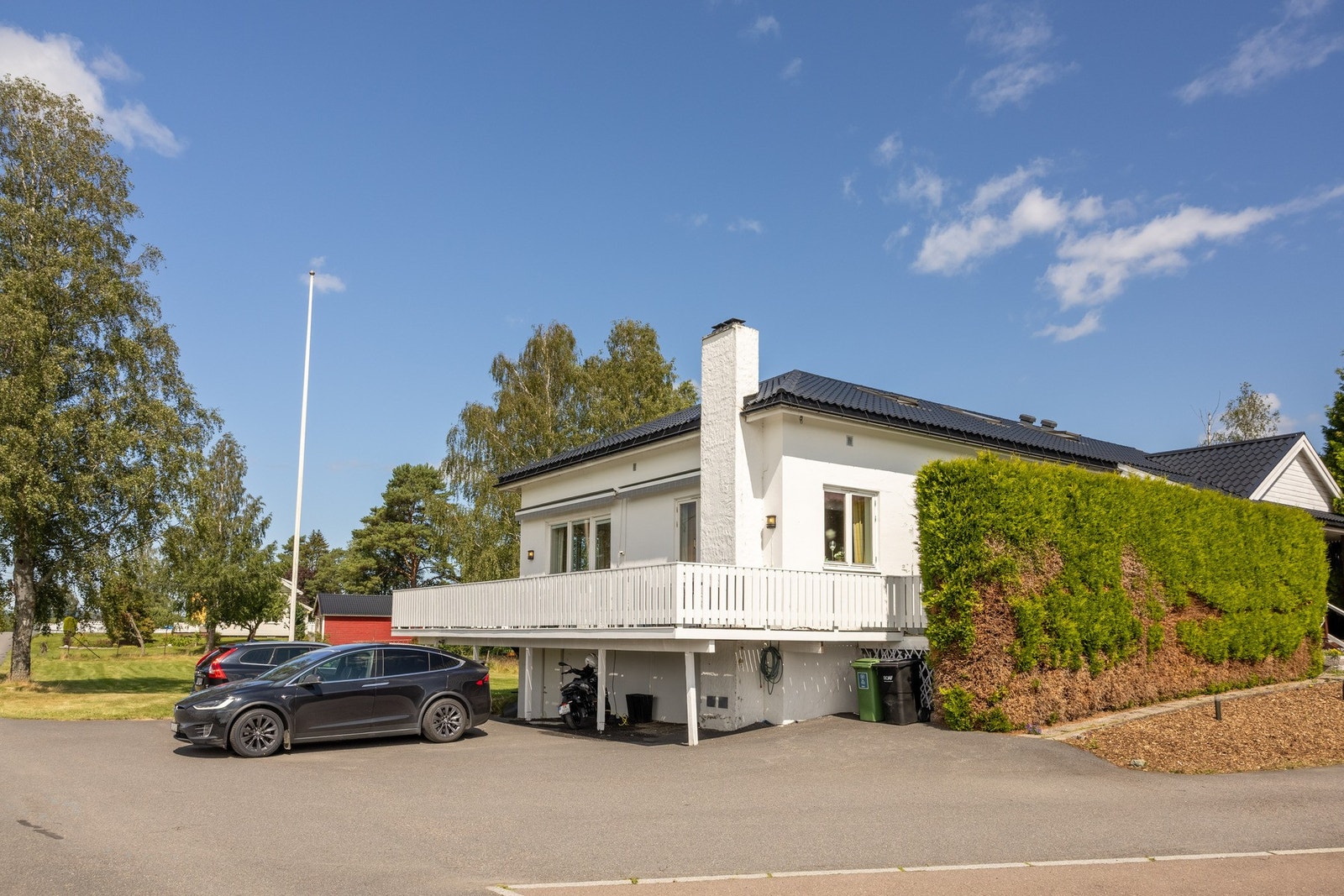 Øyaveien 41 ligger solrikt til på perlen Øya i Fetsund. Parkering i garasjer og på innkjøring/gårdsplass på egen eiendom. Galleribilde