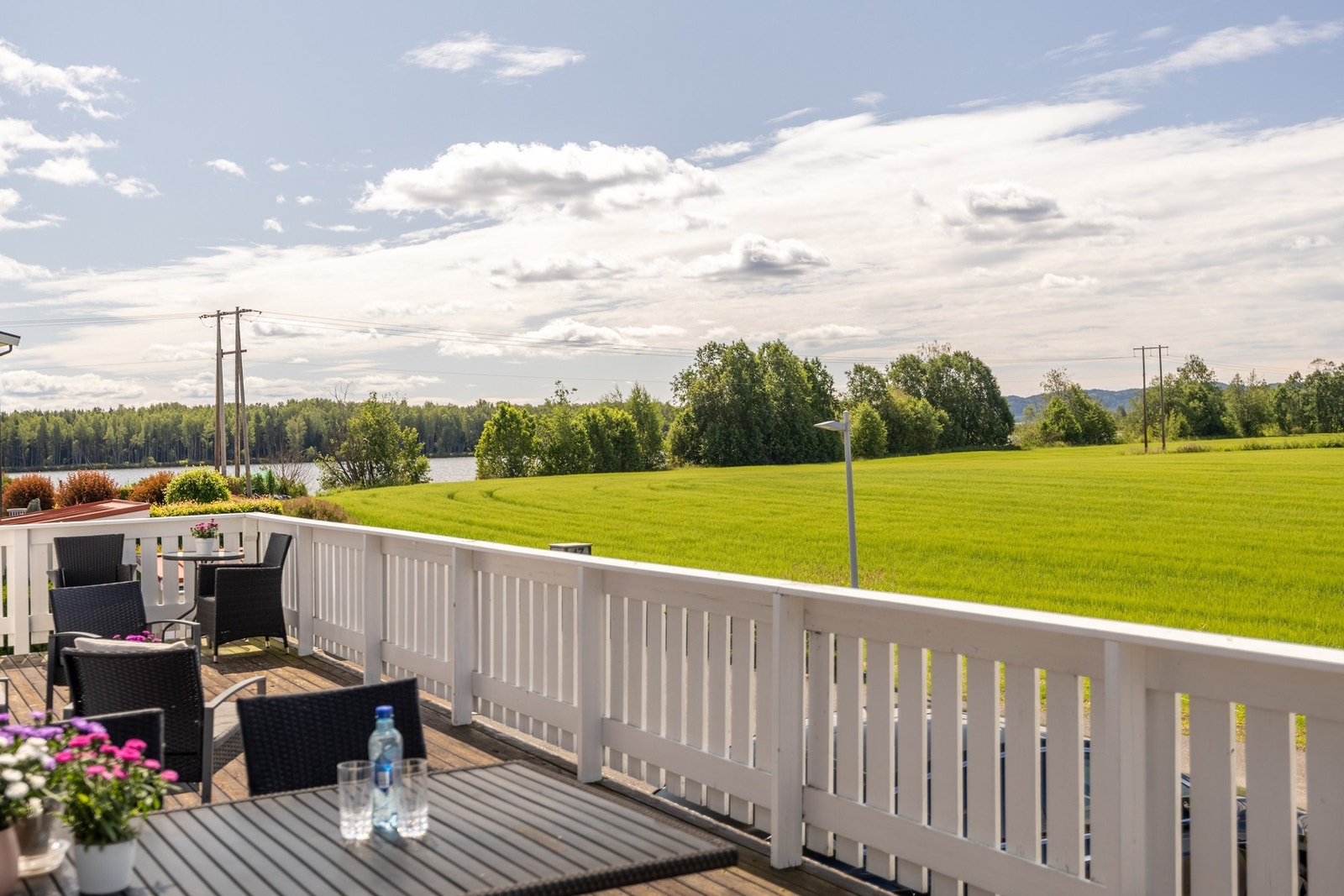 Flott utsikt og egen strandlinje til Øyeren. Galleribilde
