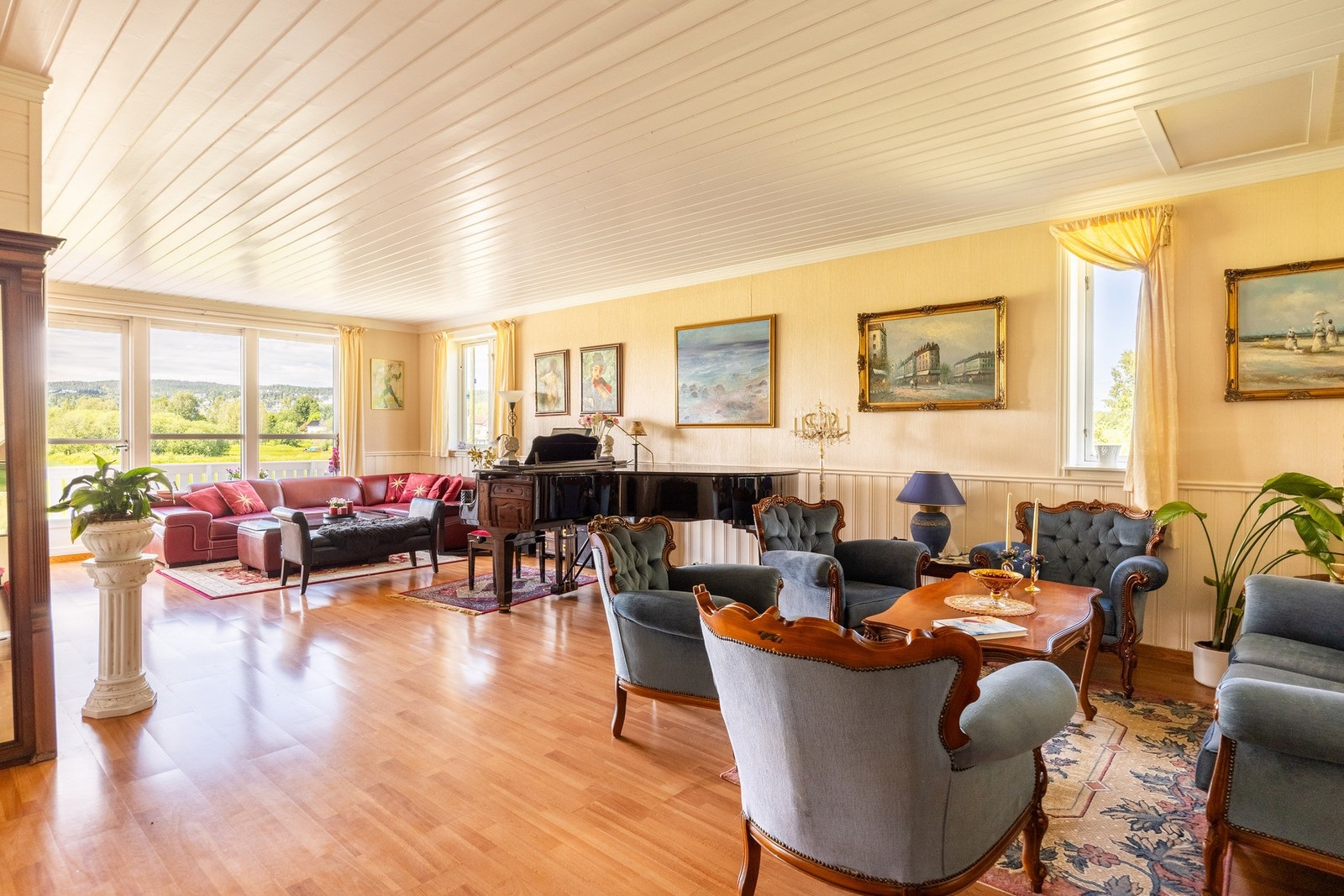 Boligen har store vindusflater som slipper inn mye naturlig lys. Galleribilde