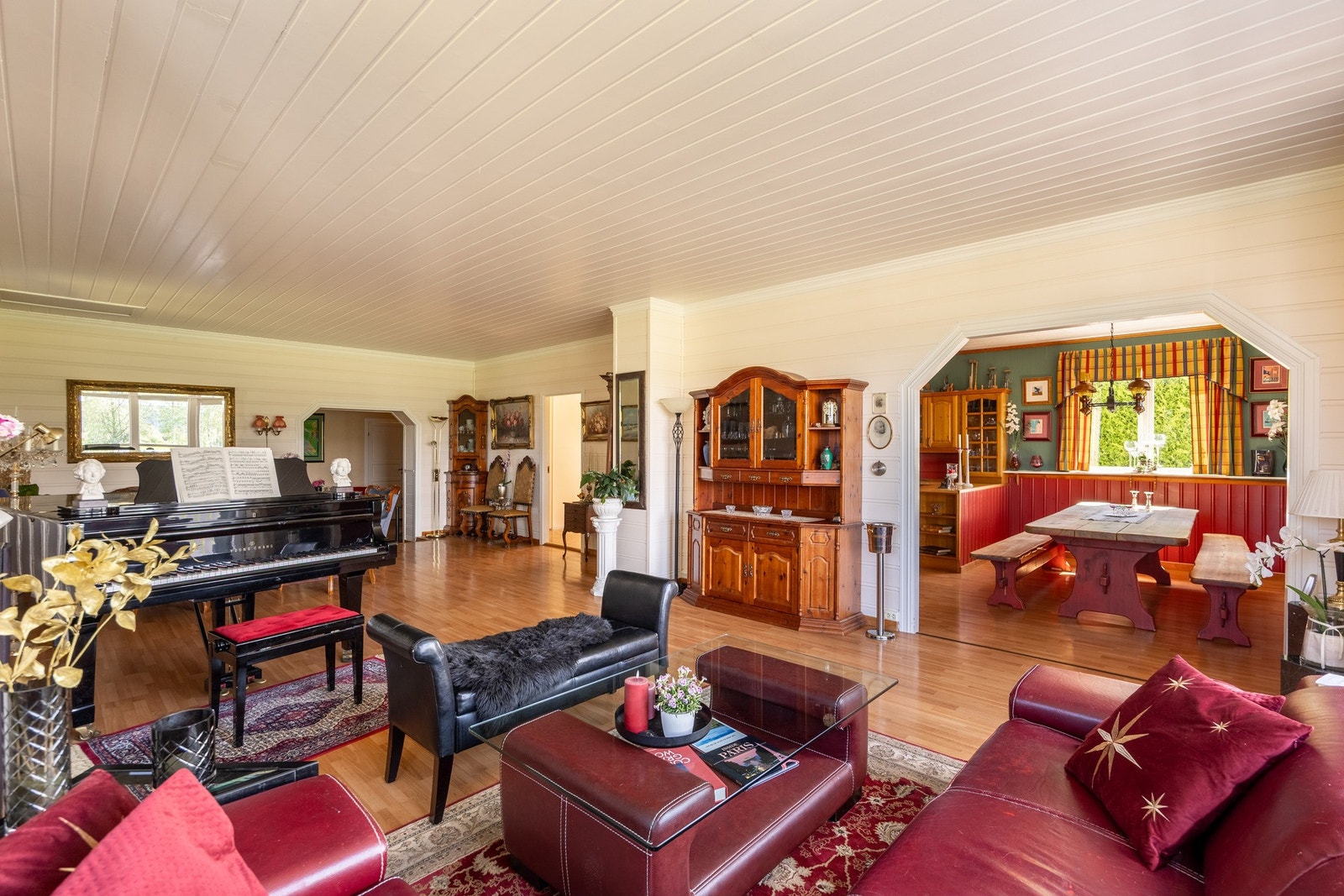 Stor stue og stort kjøkken som innbyr til sosiale sammenkomster. Galleribilde