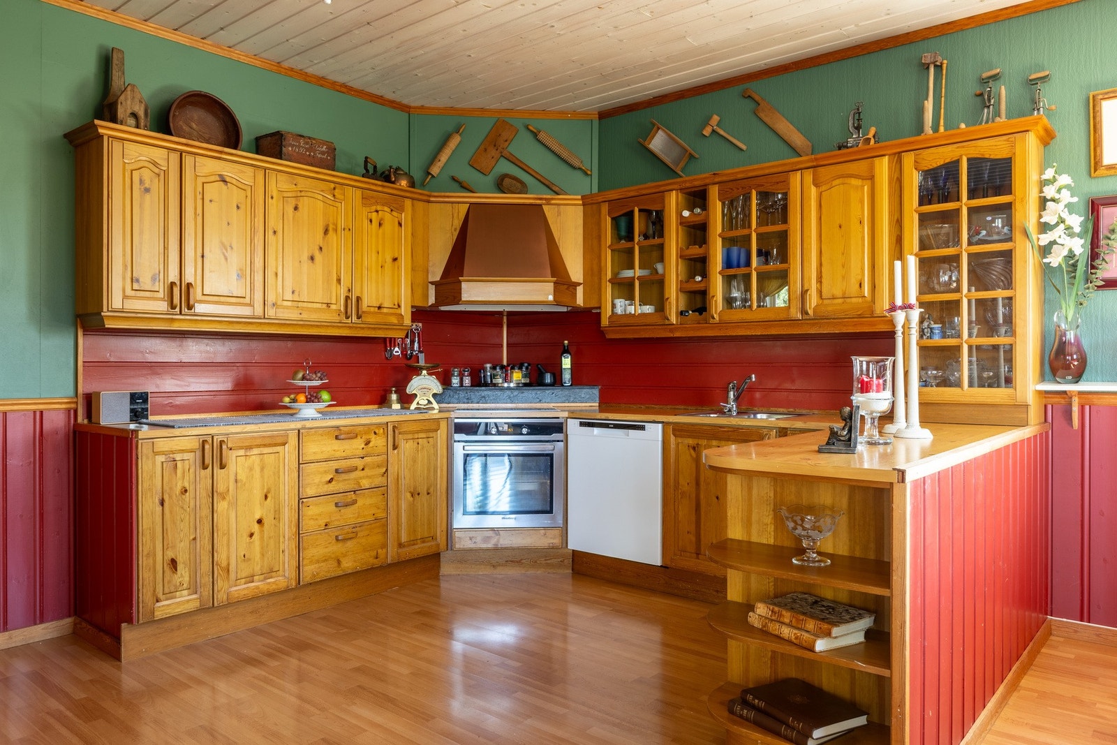 Luftig og sosialt kjøkken med praktiske løsninger samt godt med både skap- og benkeplass. Galleribilde