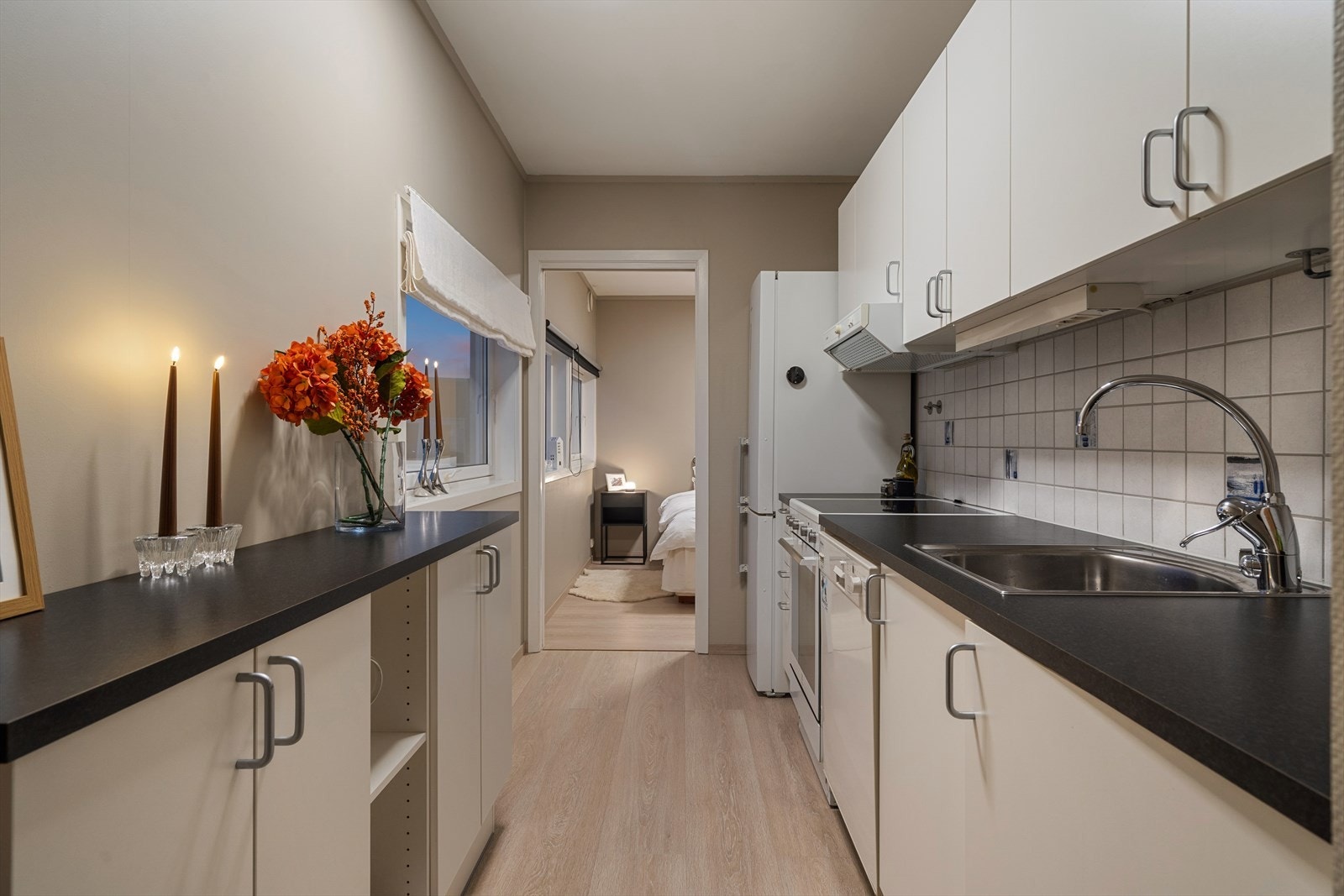 Tidløst kjøkken med mye skap og benkeplass. Galleribilde