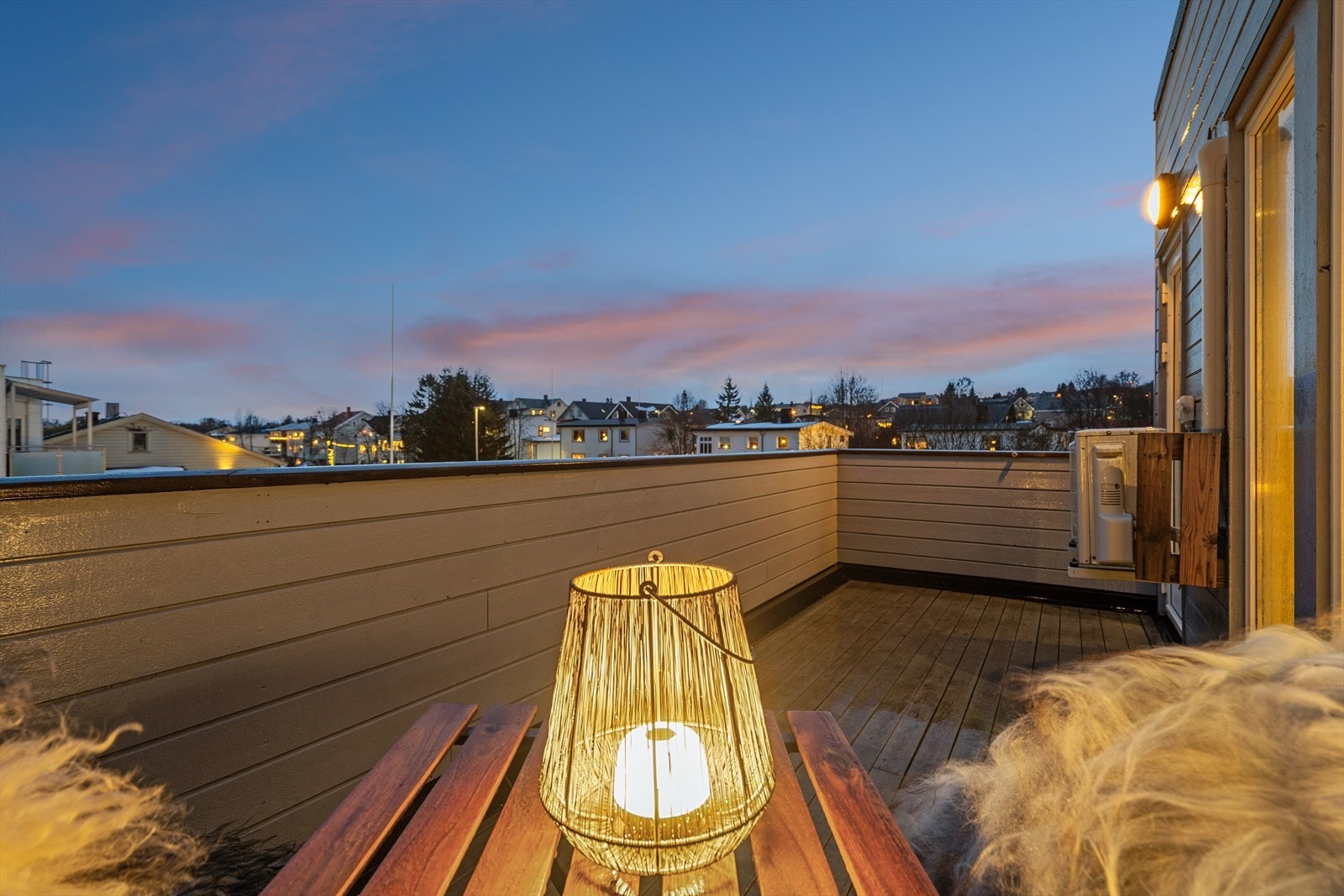 Leiligheten ligger fint til på Bjerkaker med utsikt og gode solforhold. Galleribilde