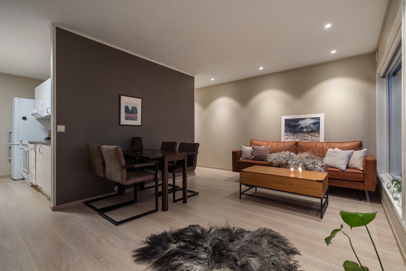 Stuen er romslig og kan deles inn i flere soner. Galleribilde