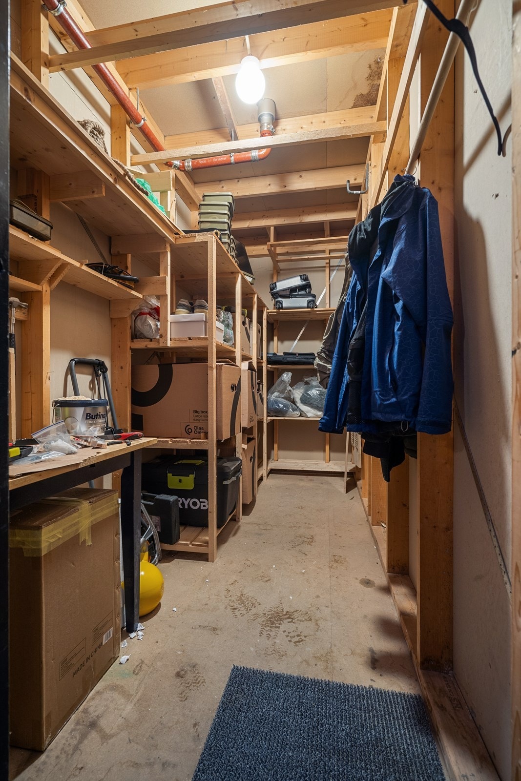 Stor sportsbod med strøm, rett ved inngangen til leiligheten. Galleribilde