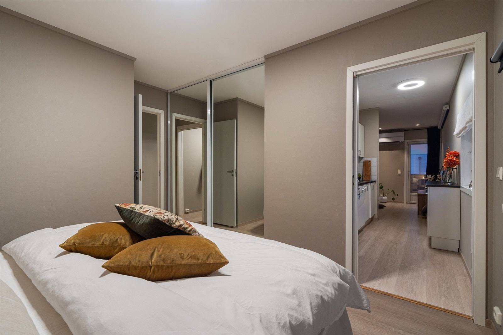 Garderobeskap med god lagringsplass. Galleribilde