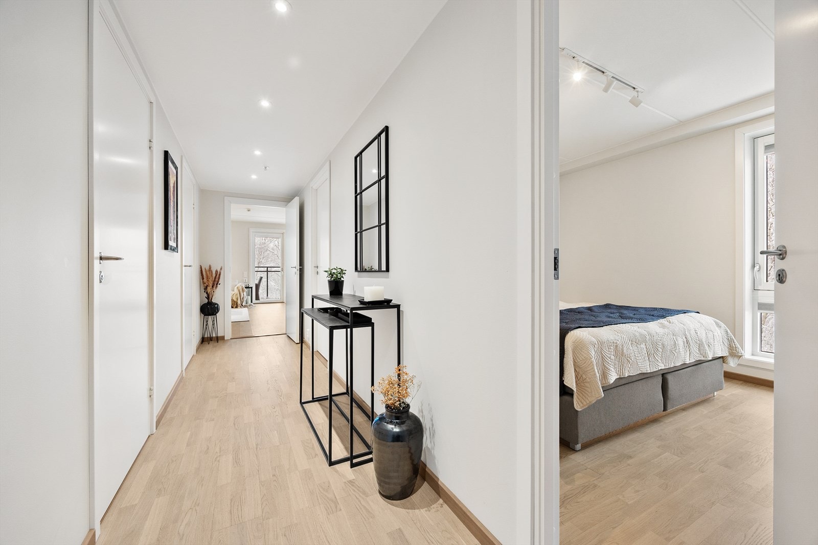 Leiligheten har en god planløsning med soverommene praktisk adskilt fra den sosiale sonen Galleribilde