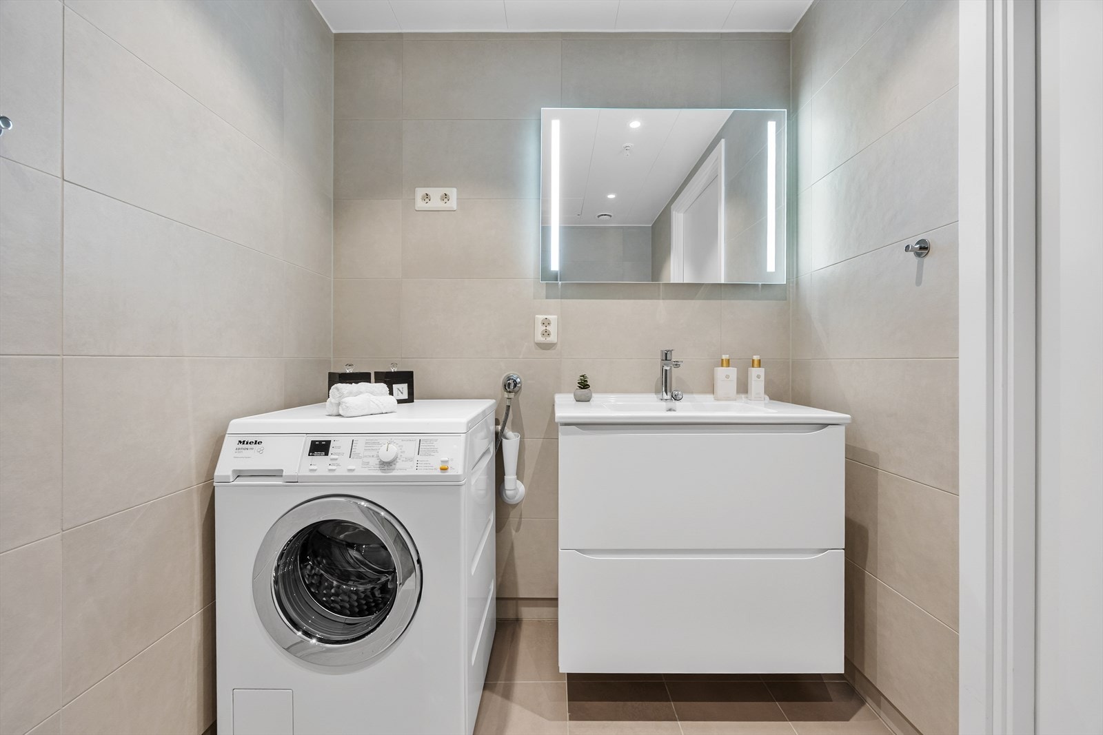 Badet har gulvvarme for ekstra komfort Galleribilde